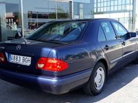 Usado Mercedes E270 170 CV (125 kW) 1999 Azul Berlina