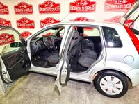 Usado Ford Fiesta Trend 97 CV (71 kW) 2008 Gris Utilitario