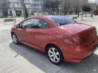 Usado Peugeot 307 CC 138 CV (101 kW) 2005 Rojo Descapotable