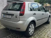 Usado Ford Fiesta Ghia 68 CV (50 kW) 2004 Gris / plata Utilitario