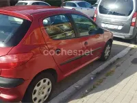 Usado Peugeot 206 75 CV (55 kW) 2002 Rojo Berlina