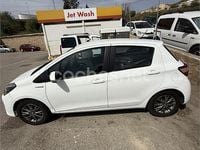 Używany Toyota Yaris Hybrid Active 100 KM (73 kW) 2019 Biały Sedan/Limuzyna