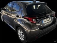 Usado Toyota Yaris Hybrid Active 116 CV (85 kW) 2021 Gris / plata Berlina