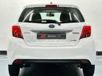 Usado Toyota Yaris Hybrid Active 100 CV (73 kW) 2016 Blanco Berlina
