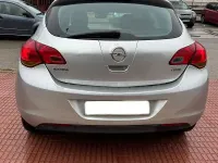 Usado Opel Astra Enjoy 110 CV (80 kW) 2011 Gris / plata Berlina