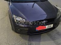 Usado Ford Focus Ghia 109 CV (80 kW) 2005 Gris / plata Berlina