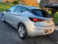 Usado Opel Astra Selective 125 CV (91 kW) 2018 Gris / plata Berlina