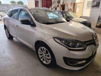 Usado Renault Mégane LIMITED 115 CV (84 kW) 2014 Gris / plata Berlina