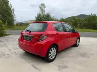 Usado Toyota Yaris Advance 90 CV (66 kW) 2014 Rojo Utilitario