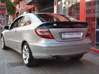 Usado Mercedes C220 Sport Edition 150 CV (110 kW) 2007 Plateado Coupe