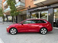 Usado Seat Leon Style 150 CV (110 kW) 2020 Granate Familiar