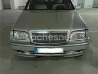 Usado Mercedes C220 Elegance 125 CV (91 kW) 1998 Gris / plata Berlina