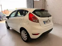 Usado Ford Fiesta Trend 75 CV (55 kW) 2015 Blanco Utilitario