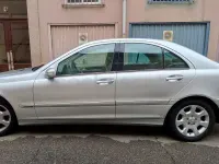 Usado Mercedes C200 Elegance 122 CV (89 kW) 2005 Gris / plata Berlina