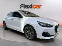 Usado Hyundai i30 140 CV (102 kW) 2018 Blanco Berlina