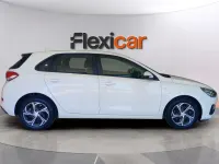 Usado Hyundai i30 120 CV (88 kW) 2021 Blanco Berlina