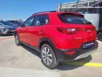 Usado Kia Stonic 100 CV (73 kW) 2024 Granate SUV