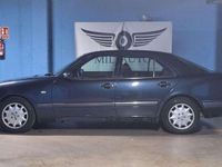 Usado Mercedes E300 Elegance 177 CV (130 kW) 1998 Azul Berlina