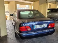 Usado Mercedes E200 Elegance 136 CV (100 kW) 1998 Azul Berlina