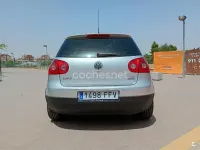 Usado VW Golf IV Highline 105 CV (77 kW) 2006 Gris / plata Berlina