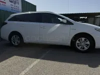 Usado Toyota Auris Hybrid Active 136 CV (100 kW) 2015 Blanco Familiar