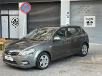 Usado Kia Ceed 90 CV (66 kW) 2010 Gris / plata Utilitario