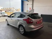 Usado Ford Focus Trend 109 CV (80 kW) 2011 Gris / plata Berlina