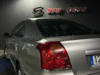 Usado Toyota Avensis Sol 129 CV (94 kW) 2005 Gris / plata Berlina