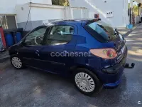 Usado Peugeot 206 70 CV (51 kW) 2004 Azul Berlina
