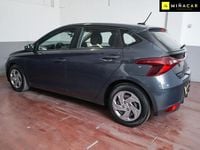 Usado Hyundai i20 100 CV (73 kW) 2023 Gris Berlina