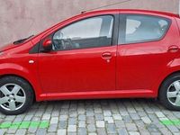 Usado Toyota Aygo 68 CV (50 kW) 2010 Rojo Utilitario