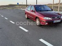 Usado Renault Mégane Expression 80 CV (58 kW) 2001 Rojo Berlina