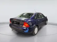 Usado Ford Focus Ambiente 100 CV (73 kW) 2001 Azul Berlina