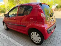 Usado Peugeot 107 68 CV (50 kW) 2006 Granate Utilitario