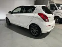 Usado Hyundai i20 84 CV (61 kW) 2014 Blanco Utilitario