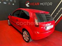 Usado Ford Fiesta 101 CV (74 kW) 2004 Rojo Coupe