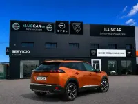 Usado Peugeot 2008 Allure 131 CV (96 kW) 2023 Naranja SUV