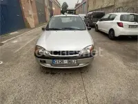 Usado Ford Fiesta Ambiente 60 CV (44 kW) 2000 Gris / plata Utilitario