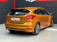 Usado Ford Focus ST-Line 125 CV (91 kW) 2018 Marrón Berlina