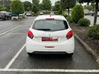 Usado Peugeot 208 Active 82 CV (60 kW) 2019 Blanco Utilitario
