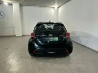 Usado Toyota Yaris Hybrid Active 116 CV (85 kW) 2022 Negro Berlina