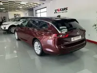 Usado Opel Insignia Selective 136 CV (100 kW) 2018 Rojo Familiar