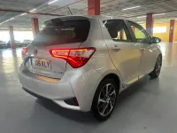 Usado Toyota Yaris Advance 100 CV (73 kW) 2018 Gris Utilitario