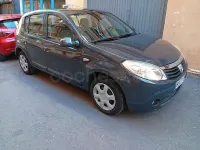 Usado Dacia Sandero Ambiance 75 CV (55 kW) 2009 Violeta / lila Berlina