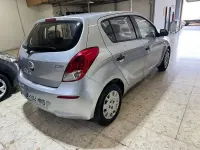 Usado Hyundai i20 85 CV (62 kW) 2013 Gris / plata Utilitario