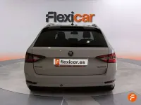 Usado Skoda Superb Style 150 CV (110 kW) 2016 Blanco Familiar