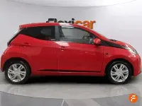 Usado Toyota Aygo X-play 69 CV (50 kW) 2017 Rojo Utilitario