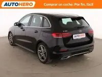 Usado Mercedes B180 AMG line 136 CV (100 kW) 2021 Negro Utilitario