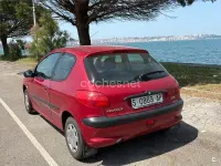 Usado Peugeot 206 75 CV (55 kW) 2000 Rojo Berlina