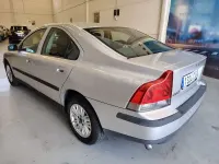 Usado Volvo S60 163 CV (119 kW) 2004 Gris / plata Berlina